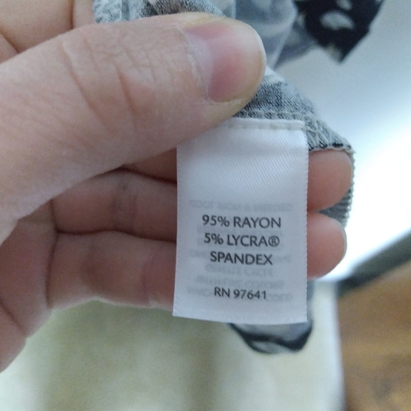 J Jill Wearever Collection Black & White Feather Print Sleeveless Scoop Neck Top - Picture 8 of 8